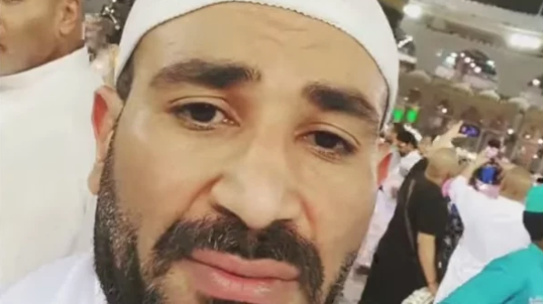 تستاهل تبقى أحسن من بيومي فؤاد.. أحمد سعد يدعو لشقيقه عمرو أمام الكعبة