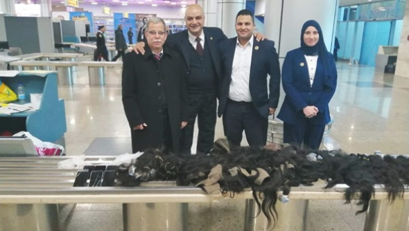 إحباط تهريب كمية من الشعر المستعار والهواتف المحمولة مع راكب في مطار القاهرة