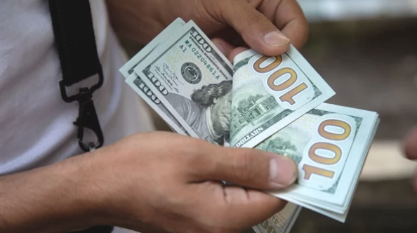سعر الدولار اليوم يصل 15.69 للبيع.. مصر تحارب فيروس كورونا أيضا