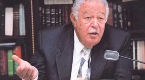 بعد إصابة عضو مجلس المحامين.. هل يدخل رجائي عطية الحجر الصحي؟