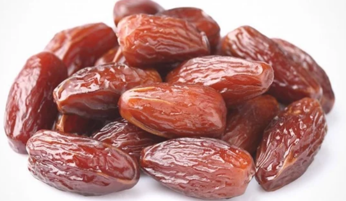ماذا يحدث للجسم عند تناول 7 حبات تمر على الريق؟