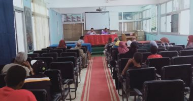 تعليم الأقصر يواصل توزيع شرائح التابلت على طلبة الثانوية