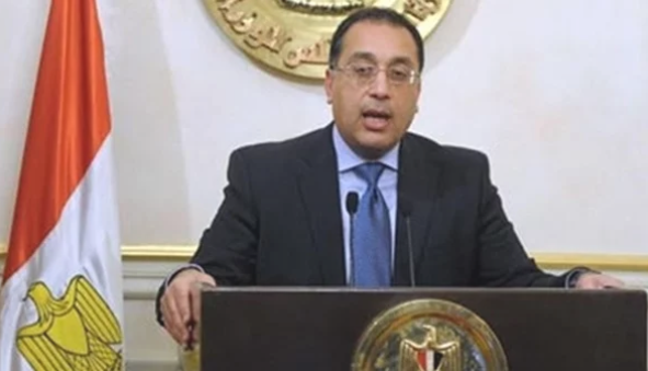 رئيس الوزراء يتابع مع المحافظين توافر السلع والمستلزمات الطبية ووجود مخزون كاف