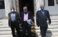 صور.. البرلمان يوزع الكمامات على المترددين عليه ضمن خطته لمنع انتشار الفيروس