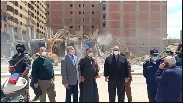 محافظ القاهرة يزيل ١٠ مبانى بدون ترخيص على جانبى ترعة الطواري