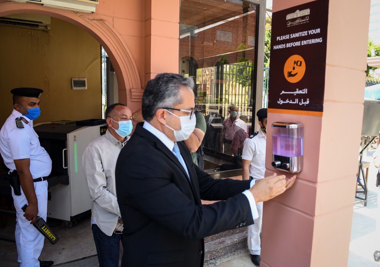 العناني يفتح أبواب المتحف المصري أمام الجمهور