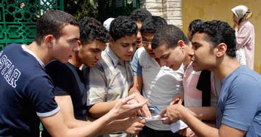 طلاب الثانوية العامة يؤدون امتحان الفيزياء والتاريخ الثلاثاء