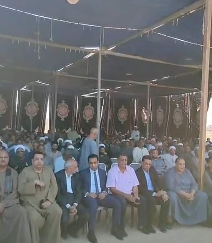 بالصور.. خلف الله ونائب محافظ قنا والاف المشيعين يتقدمون جنازه شهداء البطحه بقنا الذين قتلوا بالسعوديه
