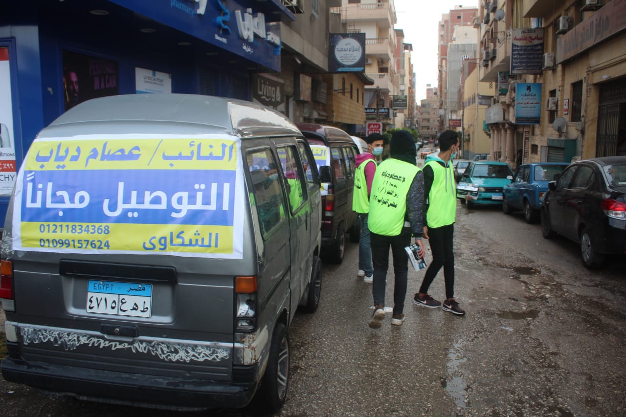 بالصور.. برلماني يدشن حملة بسيارات أغاثه تنقل المواطنين العالقين بسبب الأمطار إلى منازلهم بالإسماعيلية مجانا