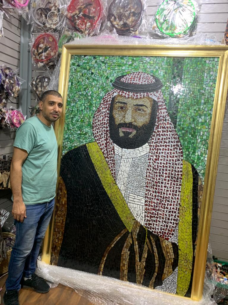 سعودي ومصري متيمان بحب ولي العهد بأكبر لوحة من الزجاج