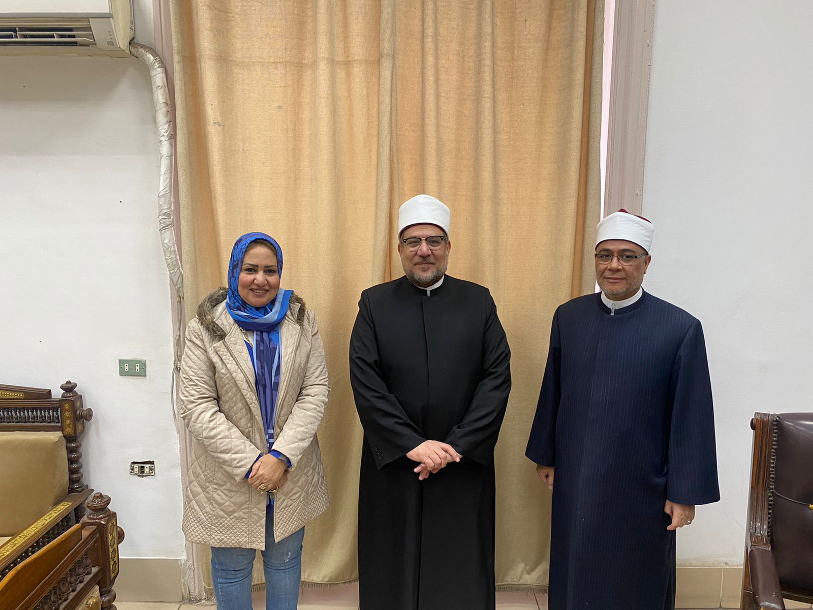 صور..سحر صدقي تلتقي وزير الاوقاف وتحصل علي موافقه باحلال وتجديد وفرش بعض مساجد ابوتشت بقنا
