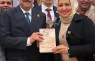 سحر صدقي تهنىء اشرف رشاد بكتاب 
