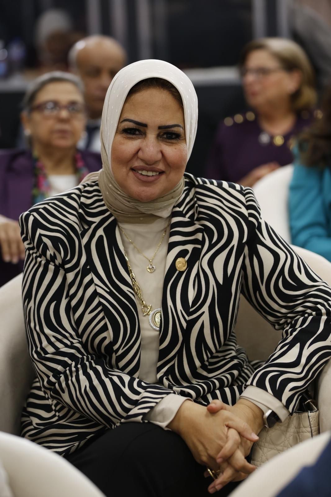 النقل توافق علي طلب سحر صدقي بتوفير استراحه مفروشة للسيدات بمحطة سكة حديد نجع حمادي 