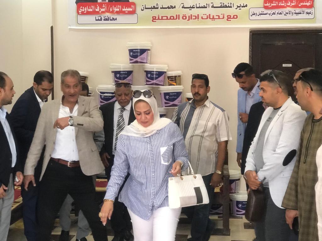 بالصور « سحر صدقي » تسلم  191 وحدة صناعية بالمجمع الصناعي بنجع حمادي بقنا