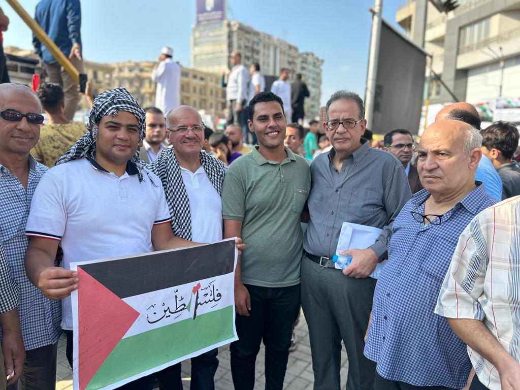 بالصور .. النائب طارق عبد العزيز يشارك المصريين في مسيرات تفويض الرئيس السيسي بالمنصورة