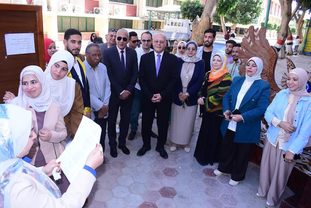 رئيس جامعة سوهاج يشيد بطالبات الاقتصاد المنزلي في مشاريع التخرج ... المستقبل يصنعه المتميزون